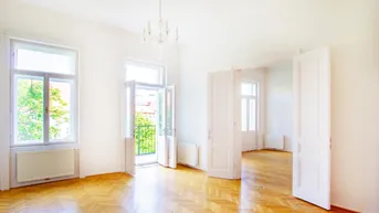 Helles Wohnzimmer mit Fischgrätparkett, hohen Decken und Zugang zu einem französischen Balkon.