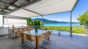 Geräumige Terrasse mit Essbereich, Außenküche und atemberaubendem Blick auf den See und die Berge.