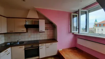 Expose DACHGESCHOSS MIT SCHÖNER AUSSICHT - SANIERUNGSBEDÜRFTIG IN GENERALSANIERTEM GEBÄUDE