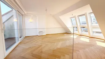 Helles Wohnzimmer mit Fischgrätparkett, großen Fenstern und Zugang zu einer Terrasse.