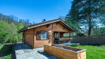 Expose „Wohnen im Einklang mit der Natur – Stilvolles Holzhaus in traumhafter Ruhelage auf unverbaubarem Grundstück“