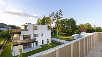 Weitläufiger Blick von einem Balkon über den Garten und die Umgebung.