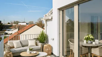 Sonniger Balkon mit bequemen Gartenmöbeln und Blick auf die Umgebung.