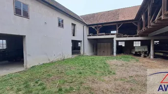 Expose Ehemaliger Bauernhof mit Wohngebäude, Geschäftslokal und Nebengebäude!