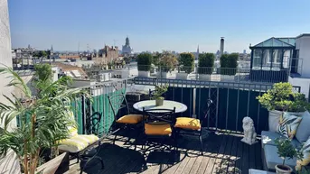Sonnige Dachterrasse mit Holzboden, Gartenmöbeln und weitem Blick über die Stadt.