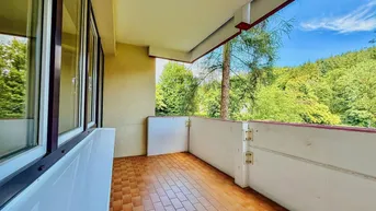 Geräumiger Balkon mit Fliesenboden und weitem Blick ins Grüne, ideal zum Entspannen.