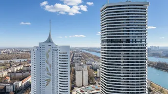 Panoramablick auf die Stadt mit modernen Hochhäusern und dem Fluss unter blauem Himmel.