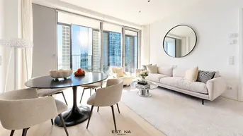 Helles, modernes Wohn-Esszimmer mit großen Fenstern, Stadtblick und stilvoller Einrichtung.