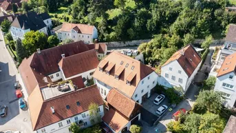 Expose Saniertes Stadthaus mit 2 Wohnungen, Garten und 4 Garagen