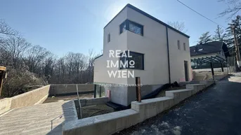 Expose Erstklassige Luxusvilla: Modernes Design und private Pool-Oase