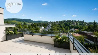 Große Dachterrasse mit weitem Blick über grüne Hügel und die umliegende Stadtlandschaft.