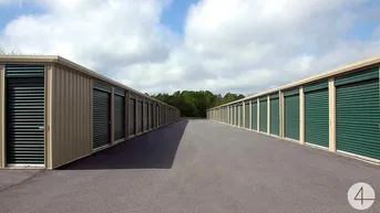 Expose NEU! Moderner Logistikstandort – A9 Autobahnausfahrt - Lagerhallen nach ökologischen Gesichtspunkten - TOP LAGE!