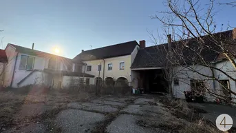 Expose Alter großer Hof mit Nebengebäude und Halle