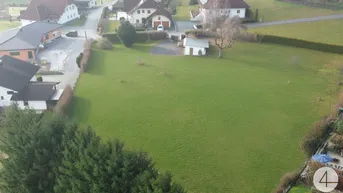 Großes, unbebautes Grundstück aus der Vogelperspektive, umgeben von Natur und Wohnbebauung.