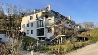 Expose Moderne Dachgeschosswohnung in eigener Parkanlage und Schwimmteich