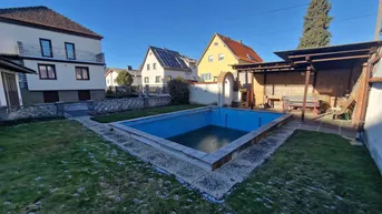 Expose 1.001 m² Grund - Wohnhaus mit Pool!