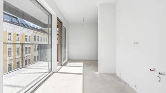 Heller, unfertiger Wohnbereich mit großen Fenstern, Betonboden und Blick auf die Stadt.
