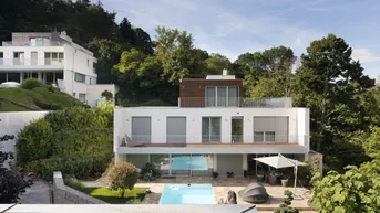 Expose Exklusive Villa mit einem eigenen Hauslift, einem Pool und Blick auf die Grünfläche.