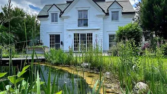 Expose Exklusives Wohnen in Fontana: Abgeschiedene Gartenoase mit Schwimmteich und Gästeapartment