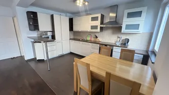Expose 3-Zimmer-Wohnung mit 2 Loggien, Garderobe &amp; Garagenplatz – Nähe Rathaus!
