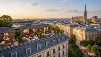 Exklusive Dachterrasse mit luxuriöser Bestuhlung und atemberaubendem Blick über die historische Stadt bei Sonnenuntergang.
