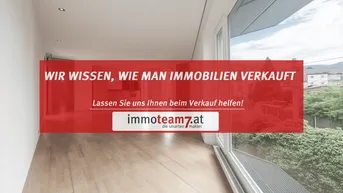 Heller, leerer Raum mit großen Fenstern, Holzboden und Blick ins Grüne, ideal für modernes Wohnen.