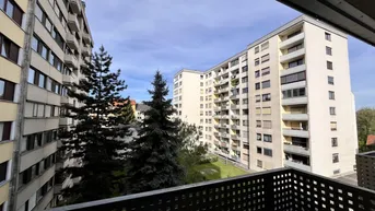 Expose Geräumige neuwertige 2-Zimmer-Wohnung mit großem Balkon in zentraler Lage!