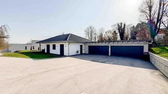 Modernes Einfamilienhaus mit großem Vorplatz und angeschlossener Doppelgarage.