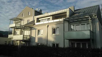 Expose Sonnige, großzügige 3-Zimmer-Wohnung mit überdachtem Balkon und möblierter Küche in zentraler Lage in Ried