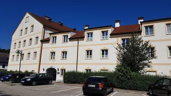 Expose Heimelige 2-Zimmer-Wohnung im Dachgeschoss mit möblierter Küche und Lift in Obernberg