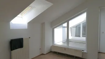 Expose Ruhig und trotzdem zentral! Helle 3-Zimmer-Mansardenwohnung mit Terrasse und möblierter Küche in Ried
