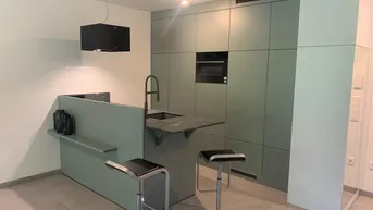 Expose Erstbezug: Moderne Maisonette - Wohnung mit überdachtem Balkon und Blick ins Grüne