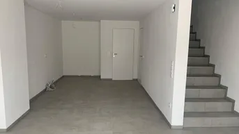 Expose Erstbezugs - Maisonettewohnung mit Reihenhauscharakter mit überdachter Terrasse und Garage