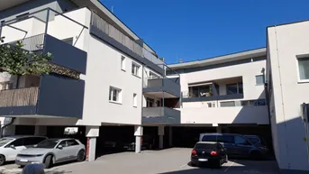 Expose Gelegenheit: Moderne 2-Zimmer-Wohnung in Zentrumslage mit möblierter Küche, Loggia und TG-Stellplatz