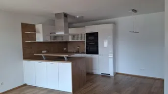 Expose Gelegenheit: Moderne 2-Zimmer-Wohnung in Zentrumslage mit möblierter Küche, Loggia und TG-Stellplatz