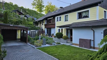 Expose Gepflegtes 3-Familienhaus mit 2 Garagen und 1 Carport sowie Stellflächen für weitere PKWs