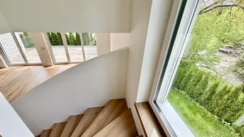 Expose HAUS-CHARAKTER: Seenahe 4-ZI-Maisonettewohnung mit Doppelcarport, angrenzend an den Kreuzbergl-Wald