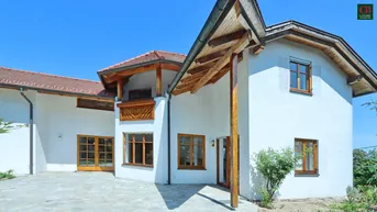 Expose Großzügige Villa im Landhausstil in zentraler Grün- Ruhelage!