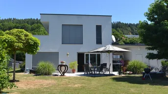 Expose Das Leben am Wörthersee genießen: Schlichtes Einfamilienhaus mit Doppelcarport in grüner Umgebung zu verkaufen
