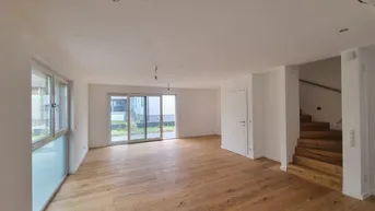 Expose Modern und komfortabel: Erstbezug mit Terrasse, Garten, zwei Balkonen, drei Badezimmern, Dachterrasse und eigenem PKW-Stellplatz.