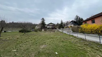 Expose Südseitiger Baugrund in Toplage – sonniges Grundstück mit Fernblick, Potenzial &amp; genehmigtem Bauprojekt