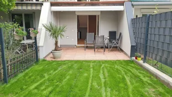 Gemütliche Terrasse mit Gartenmöbeln und direktem Zugang zum kleinen Rasenbereich.