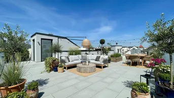 Weitläufige Dachterrasse mit verschiedenen Sitzbereichen, üppigen Pflanzen und weitem Blick.