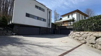Expose Modernes Ensemble (2 Villen - eine mit Lift) ideal für Mehrgenerationenfamilie in selten schöner Lage - Stadtrand Süd