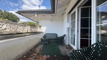 Gemütlicher Balkon mit Sitzgelegenheiten und Blick auf die Umgebung.