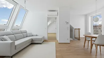 Heller, moderner Wohn-Essbereich in einer Dachgeschosswohnung mit großen Dachfenstern, Holzboden und Klimaanlage.