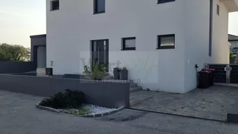 Expose Exklusives, modernes Einfamilienhaus in Grünruhelage mit Garten &amp; Pool zu verkaufen!