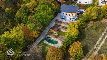 Expose Modernes, möbliertes Einfamilienhaus mit Garten und Pool in Ruhelage