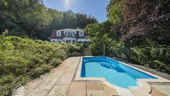 Großzügiger Außenbereich mit privatem Pool, umgeben von üppigem Grün und sonniger Terrasse.