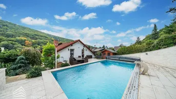 Expose Luxuriöse Villa im Wienerwald – Beheizter Salzwasserpool, Gartenparadies &amp; Premium-Parkmöglichkeiten